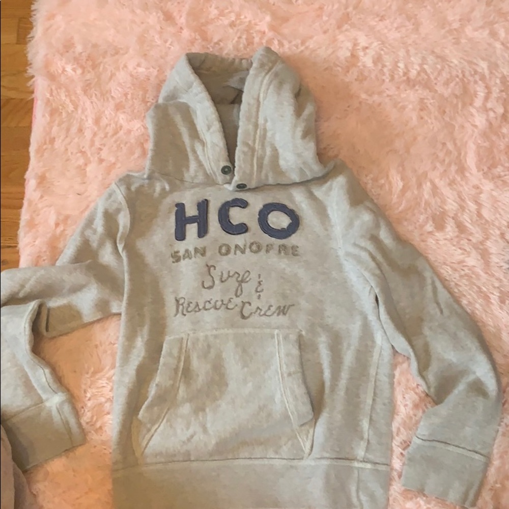 grey sweatshirt